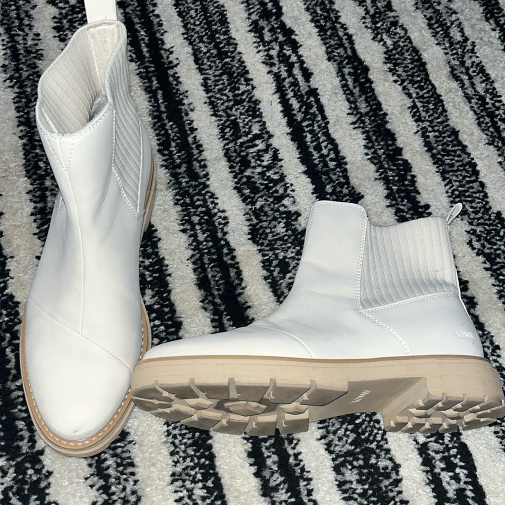Toms cort Chelsea boots in same